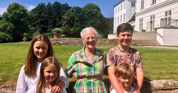 Foto: La reina Margarita con los hijos de Federico y Mary en Grasten. (@detdanskekongehus)
