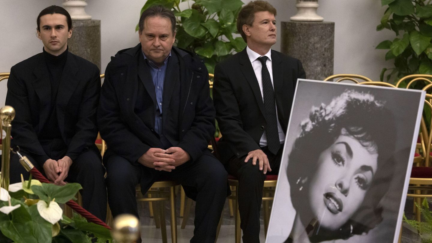 Su nieto Dimitri Skofic, su hijo Milko Skofic y su ex, Javier Rigau, en la capilla ardiente de Gina Lollobrigida. (EFE/EPA/Massimo Percossi) 