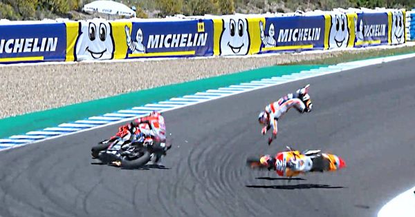 Foto: Momento del incidente entre Pedrosa, Lorenzo y Dovizioso. (MotoGP)