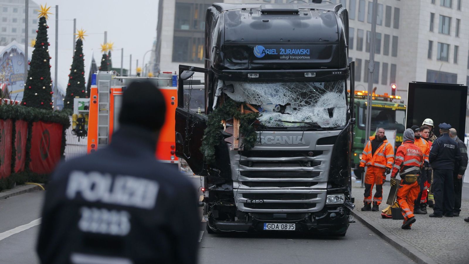 Foto: La policía continúa recabando pruebas en la zona exacta del atentado en Berlín (Reuters).