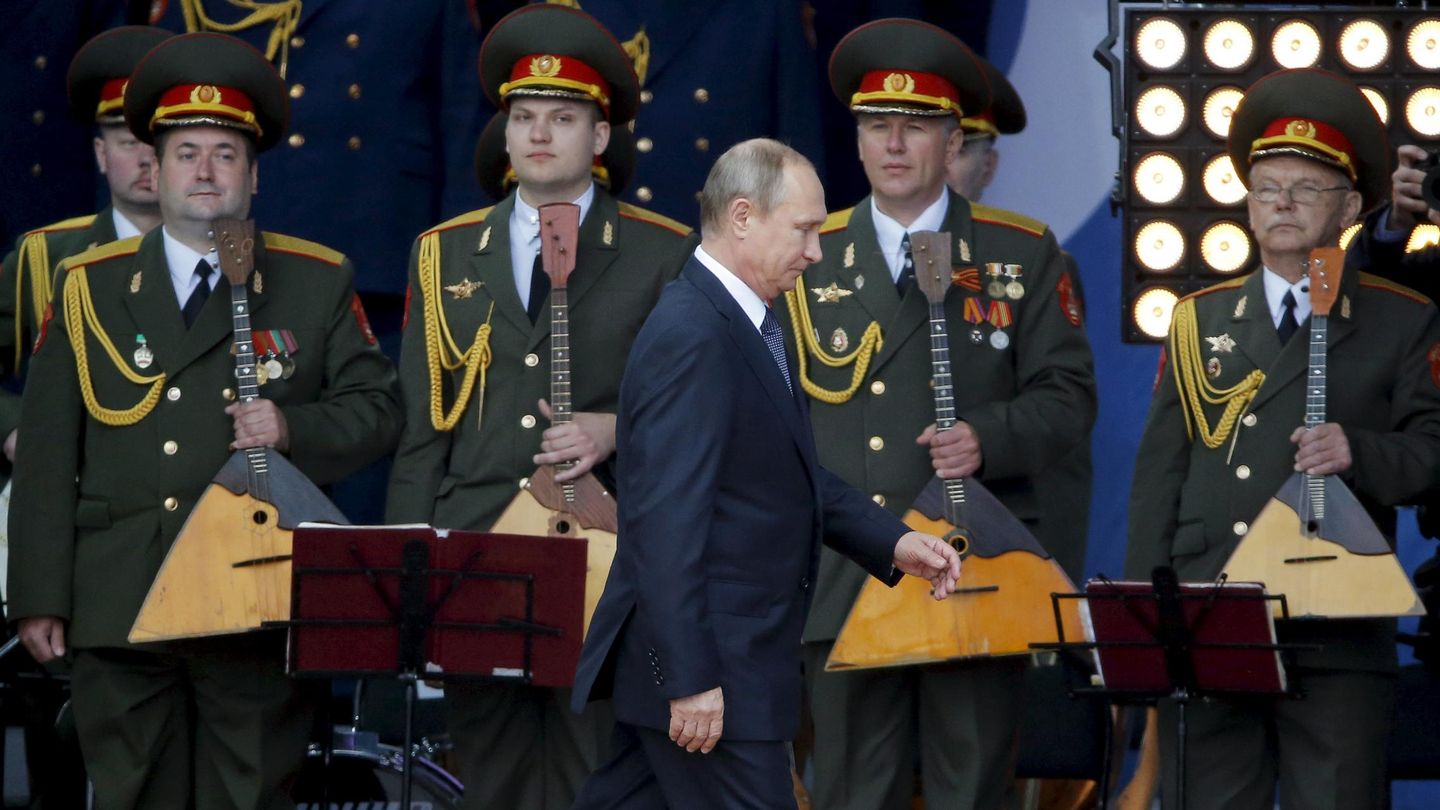 Putin pasa revista a unas balalaikas.