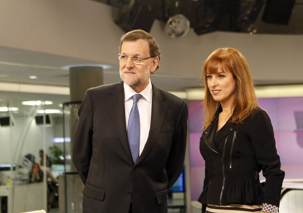 Foto: La periodista Gloria Lomana junto a Mariano Rajoy momentos antes de su entrevista