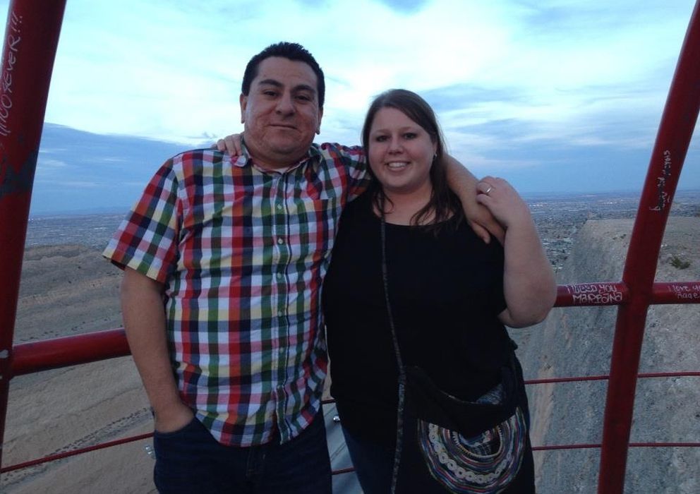 Foto: La estadounidense Emily junto a su marido Raymundo Cruz. Viven en Ciudad Juárez. Ella cruza dos veces al día la frontera para trabajar en El Paso, Texas.