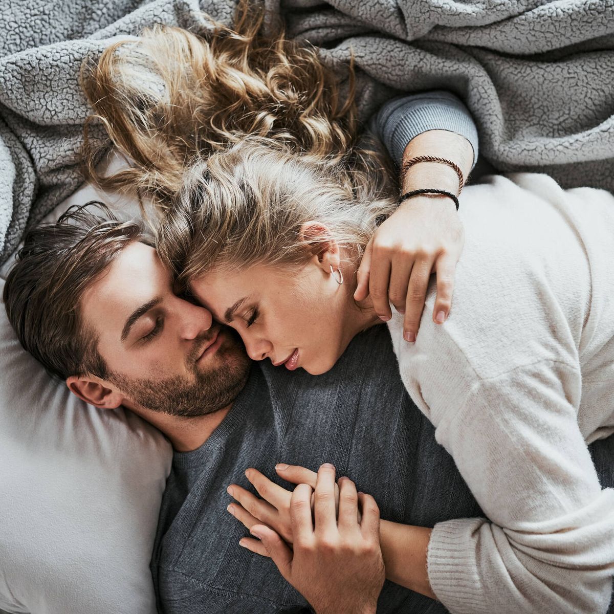 Compartir cama con tu pareja te hace dormir mejor, según un estudio