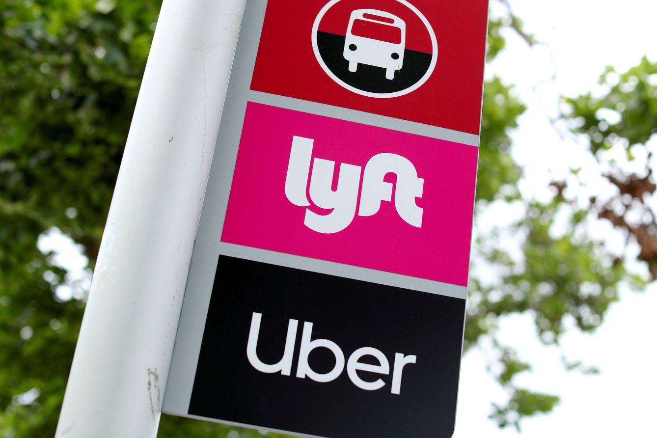 Marca de Uber, Lyft y Aurobus, en California. (Reuters)