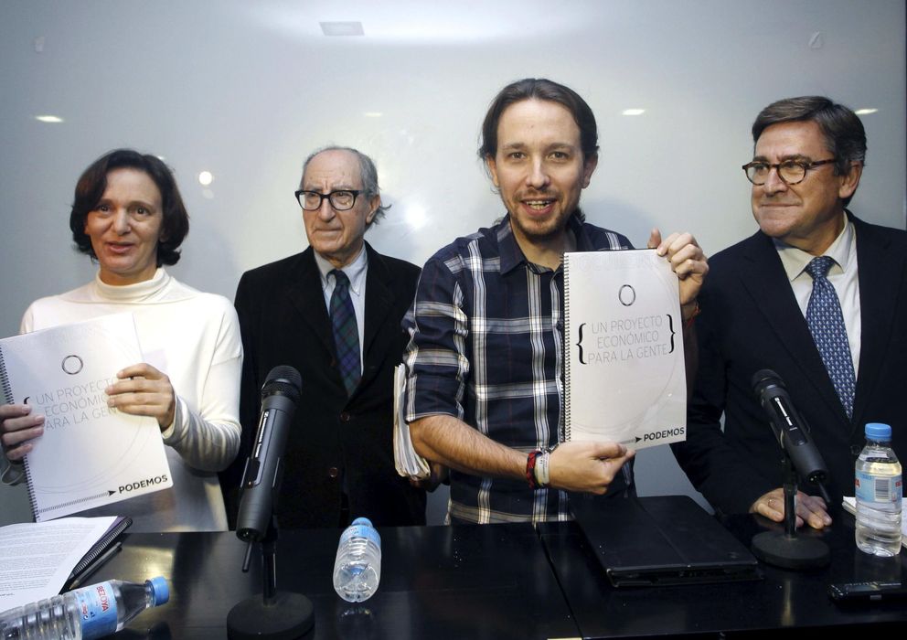 Foto: El secretario general de Podemos, Pablo Iglesias (2d), acompañado por la responsable de Análisis político del partido, Carolina Bescansa (i) y los economistas Vincenç Navarro (2i) y Juan Torres. (EFE)