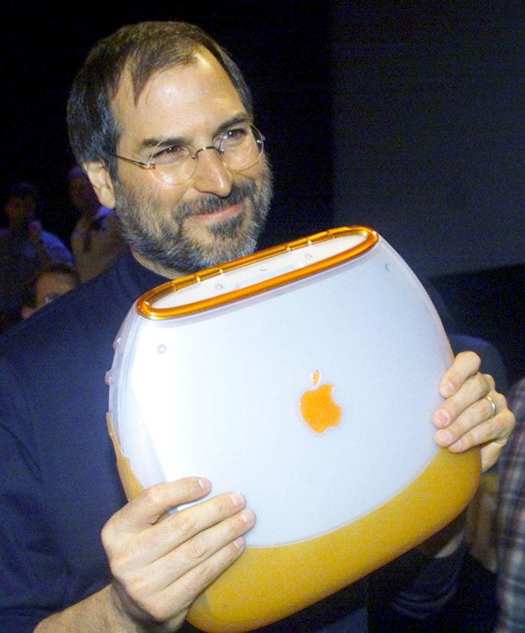 Foto: Steve Jobs posa con el nuevo iBook en 1999 (Foto: Reuters)