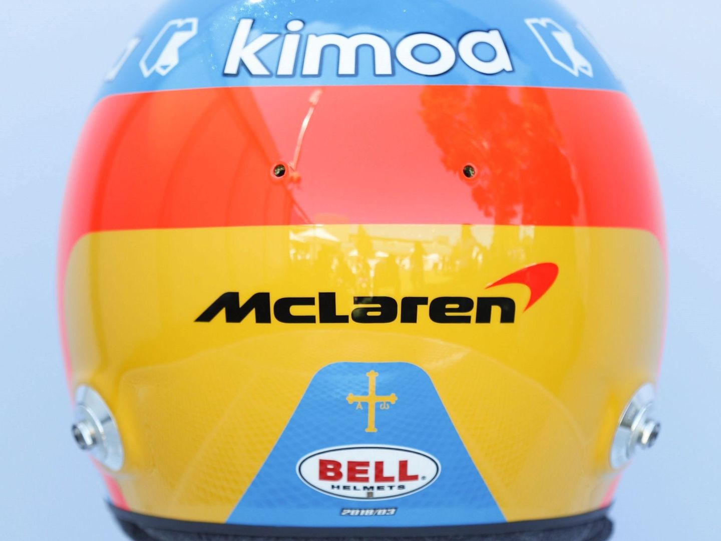 El casco de Fernando Alonso, expuesto en Albert Park. (EFE)