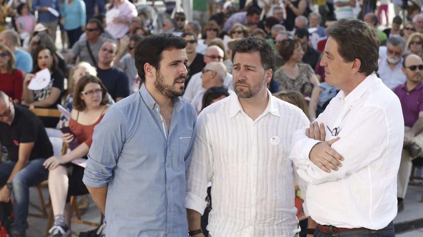 El líder de IU, Alberto Garzón, junto al alcalde de Rivas Vaciamadrid, Pedro del Cura (en el centro). (EFE)