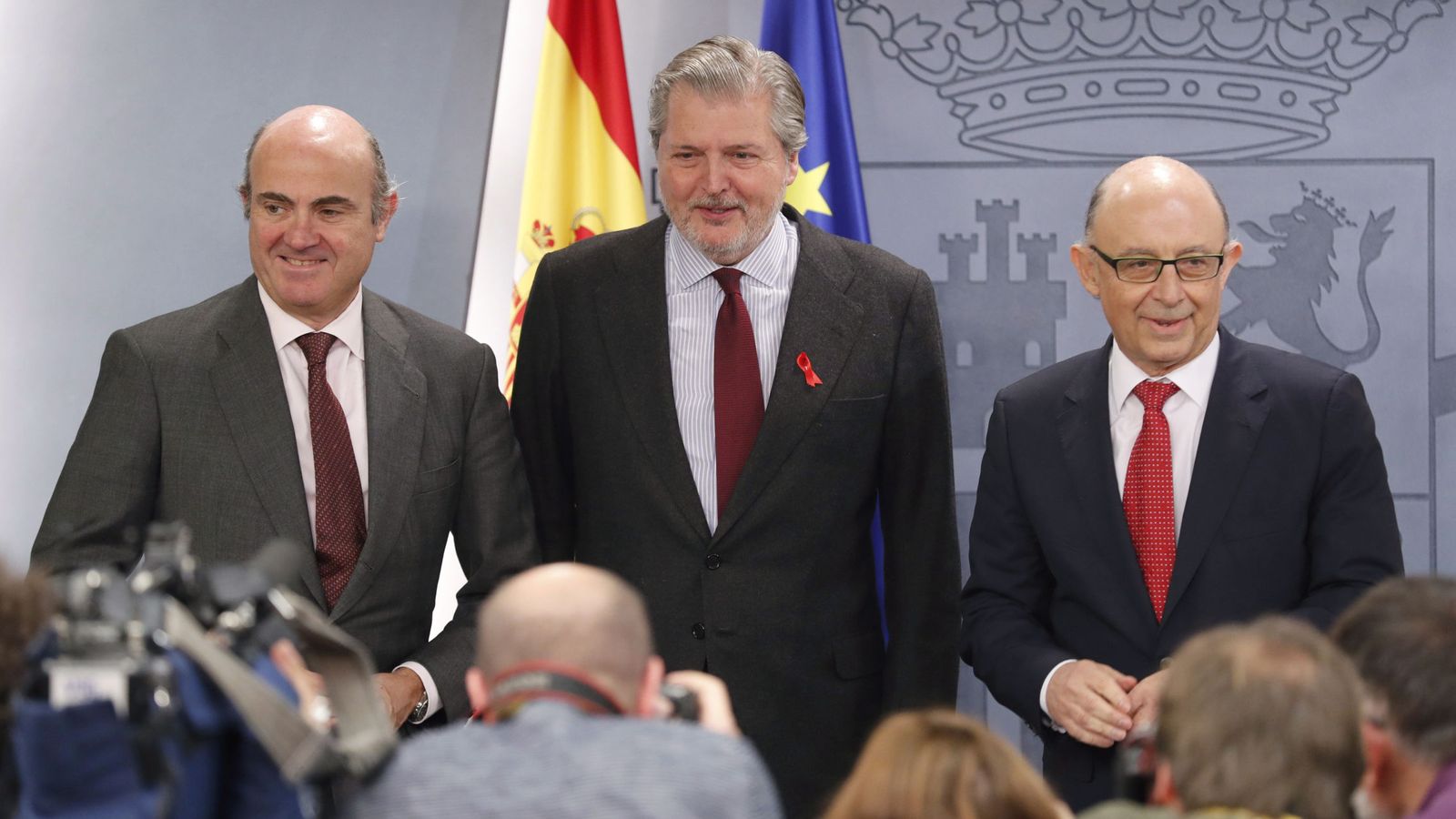 Foto: De Guindos, Méndez de Vigo y Montoro, tras la rueda de prensa posterior al Consejo de Ministros (Efe).