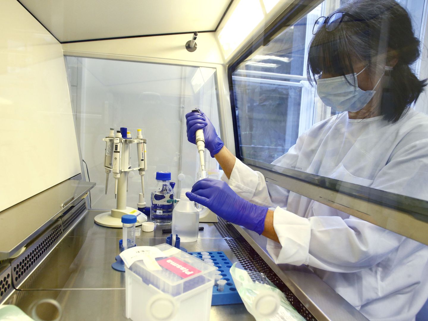 Una científica realiza pruebas con el virus en un laboratorio. (Reuters)