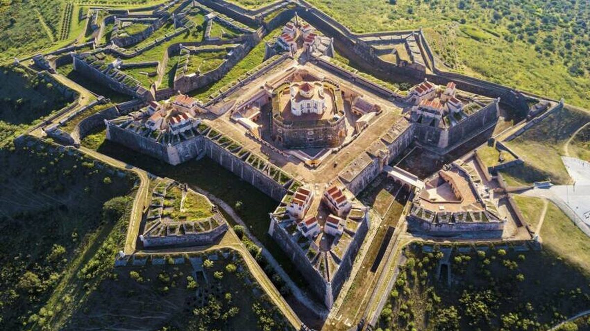 Esta es la mayor fortificación militar del mundo: Patrimonio de la Humanidad, está muy cerca de España y su forma es de lo más curiosa