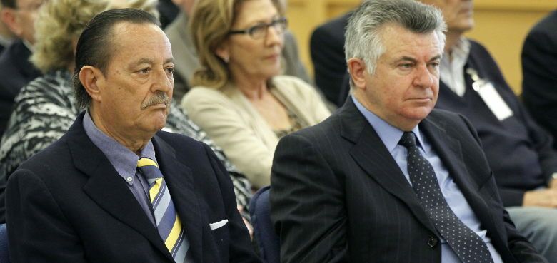 El exalcalde de Marbella, Julián Muñoz (i), y el asesor urbanístico, Juan Antonio Roca (d), durante el juicio. (EFE)