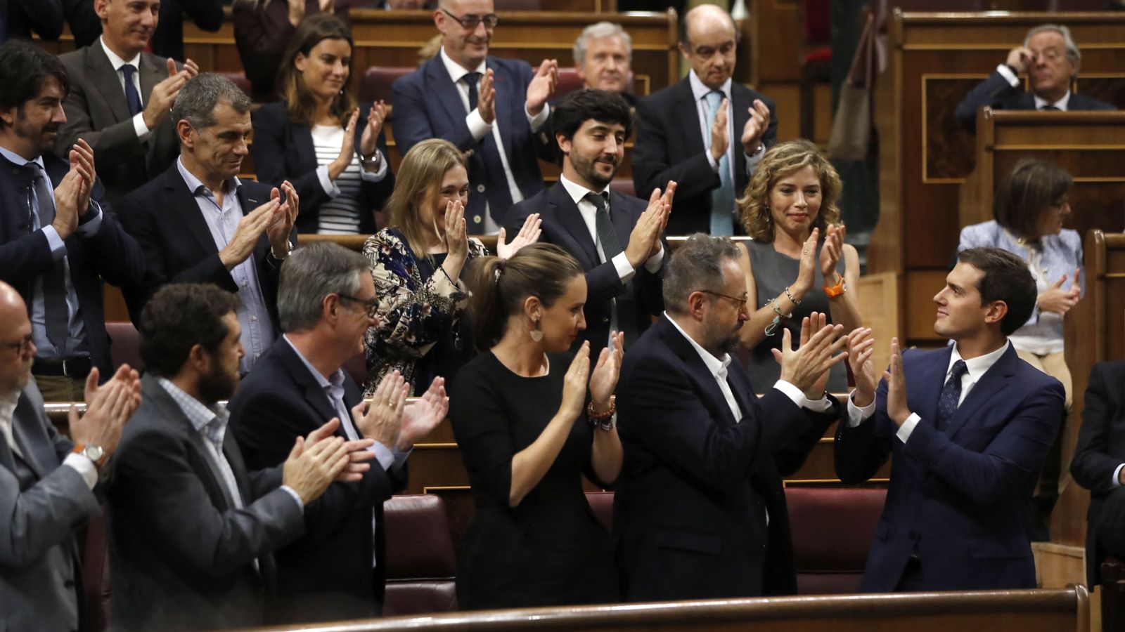 Foto: Albert Rivera aplaudido por su grupo en el Congreso. (EFE)