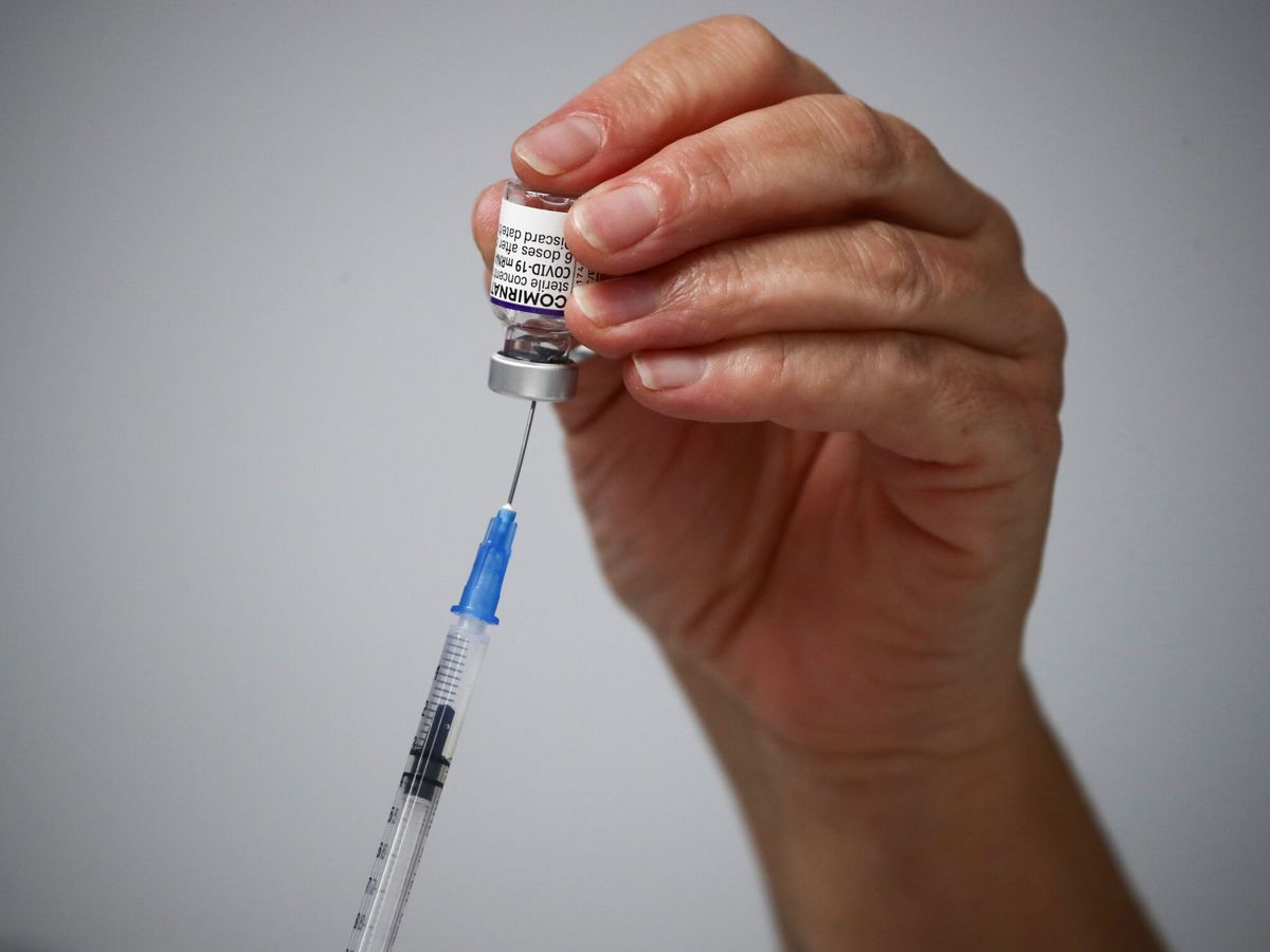 Foto: Un profesional sanitario prepara una dosis de una vacuna contra el covid. (Sergio Pérez/Reuters)