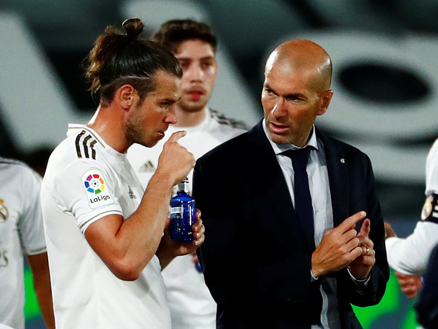Zidane da instrucciones a Bale en un partido de Liga en el estadio Alfredo Di Stéfano. (EFE)