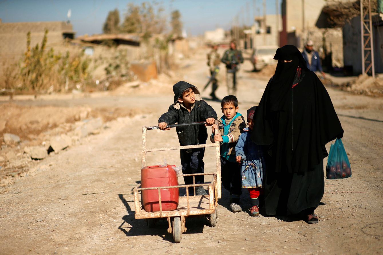 Una mujer y sus hijos huyen del barrio de Intisar, en Mosul, durante combates entre fuerzas iraquíes y el ISIS, el 6 de diciembre de 2016 (Reuters). 
