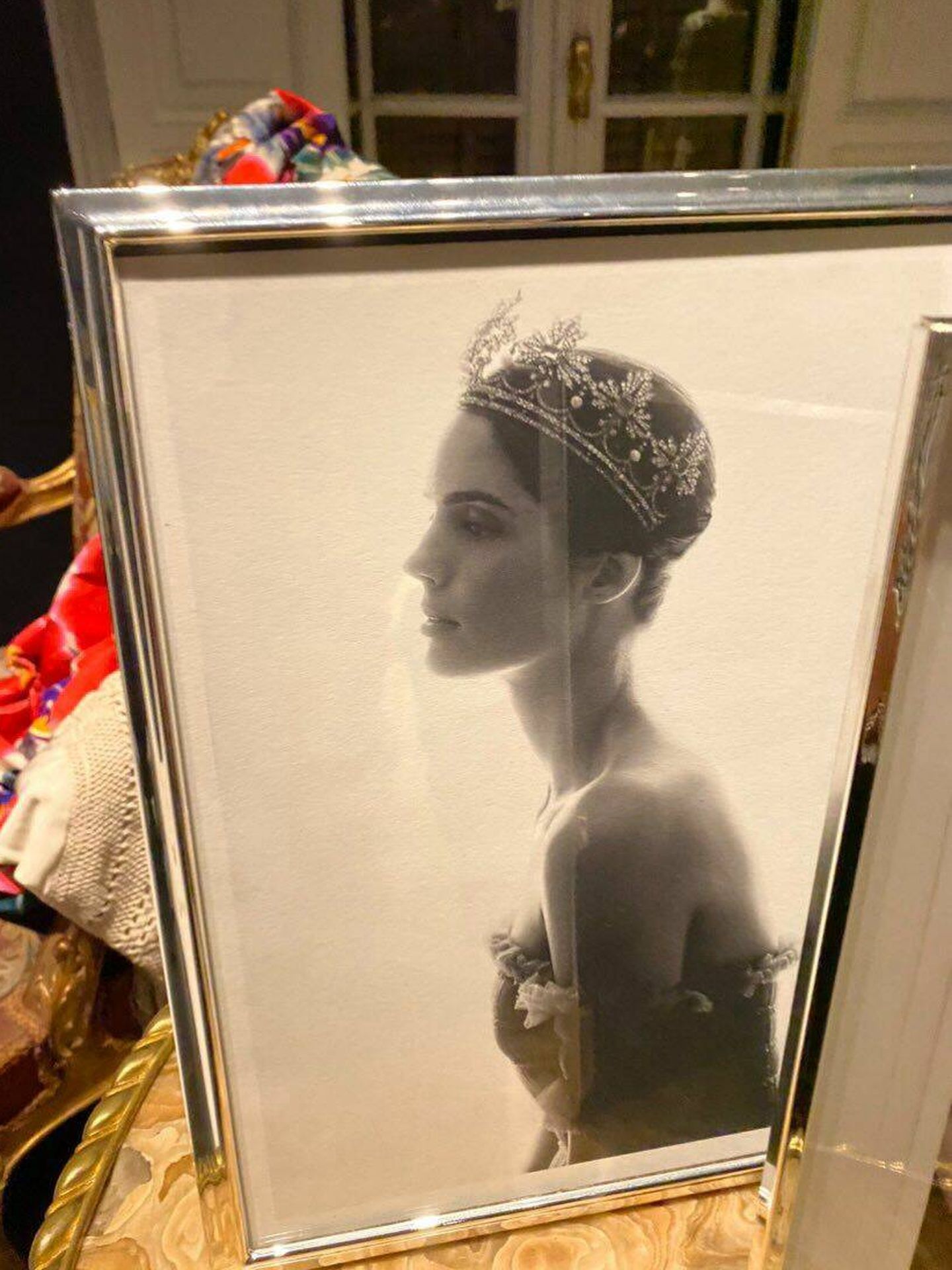 El retrato de la duquesa de Huéscar con la corona ducal que se encuentra ahora en el palacio de Liria. (Cedida a Vanitatis por @spanishroyaljewels)