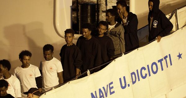 Foto: Desembarco en Catania de emigrantes recogidos por el buque militar italiano "Diciotti". (Reuters)