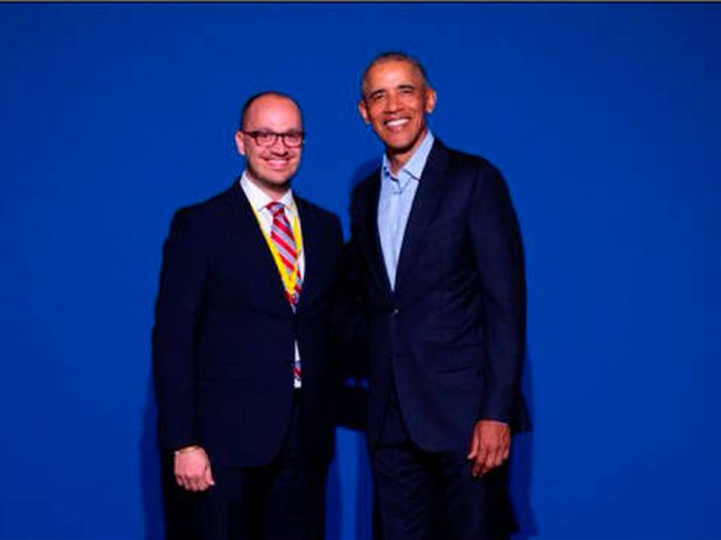 Ray Cazorla junto a Obama, en una foto que consiguió hacerse en 2018 y que usó para captar nuevas víctimas.