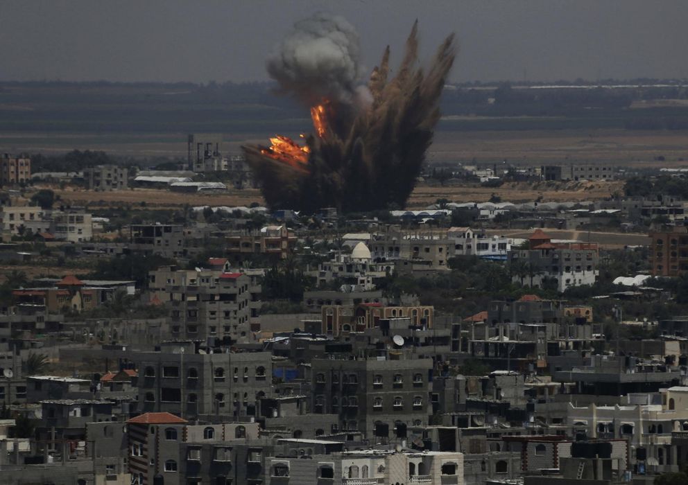 Foto: Las llamas y el humo producidos por un bombardeo del Ejército israelí contra Rafah, al sur de la Franja de Gaza, el martes 8 de julio. (Reuters)