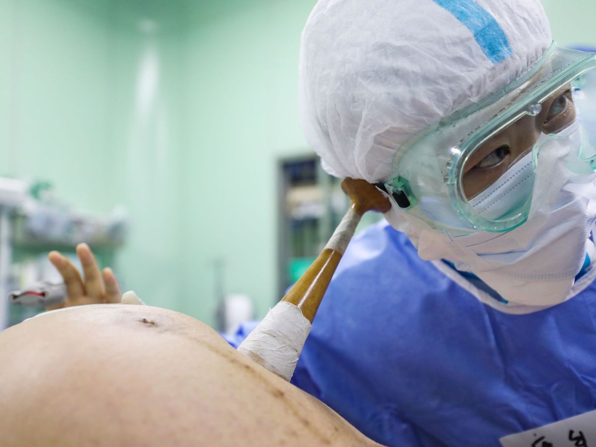 Foto: Un médico escuchando el latido del corazón de un bebé antes de dar a luz. (EFE/Yuan Zheng)