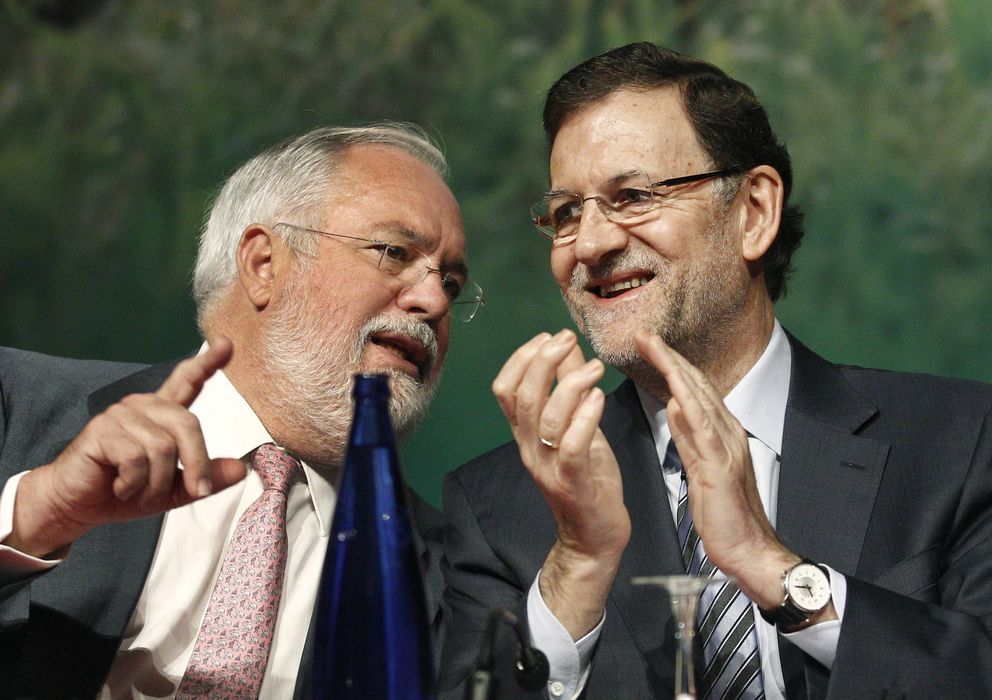 Foto: El presidente del Gobierno, Mariano Rajoy (d), conversa con el ministro de Agricultura, Miguel Arias Cañete.