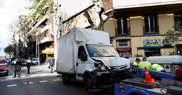 Foto: Agentes de la Guardia Urbana de Barcelona retiran el camión que se ha quedado sin frenos causando un accidente. (EFE)