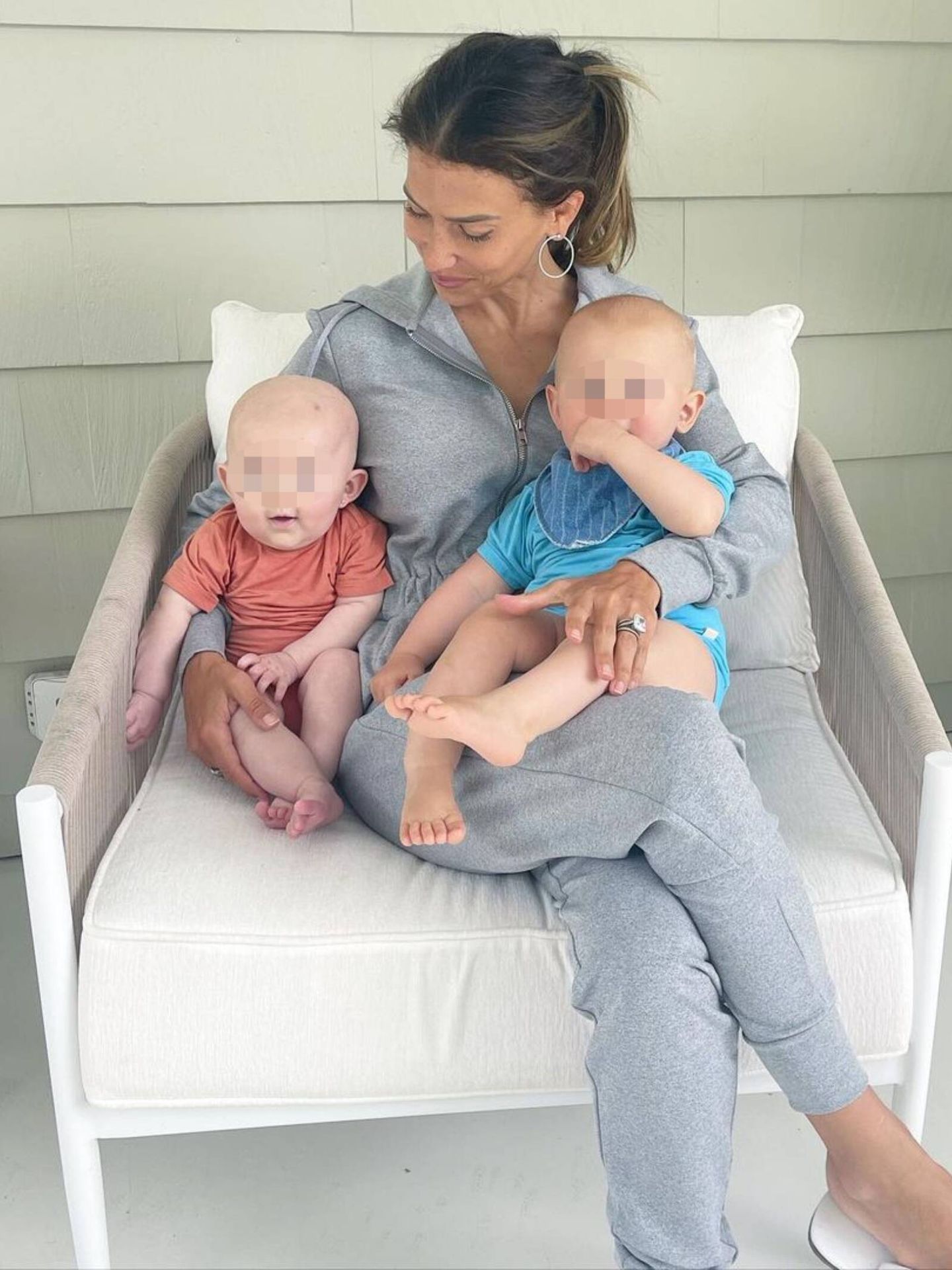 Hilaria con Edu y Marilu, sus bebés arcoíris. (Instagram @hilariabaldwin)