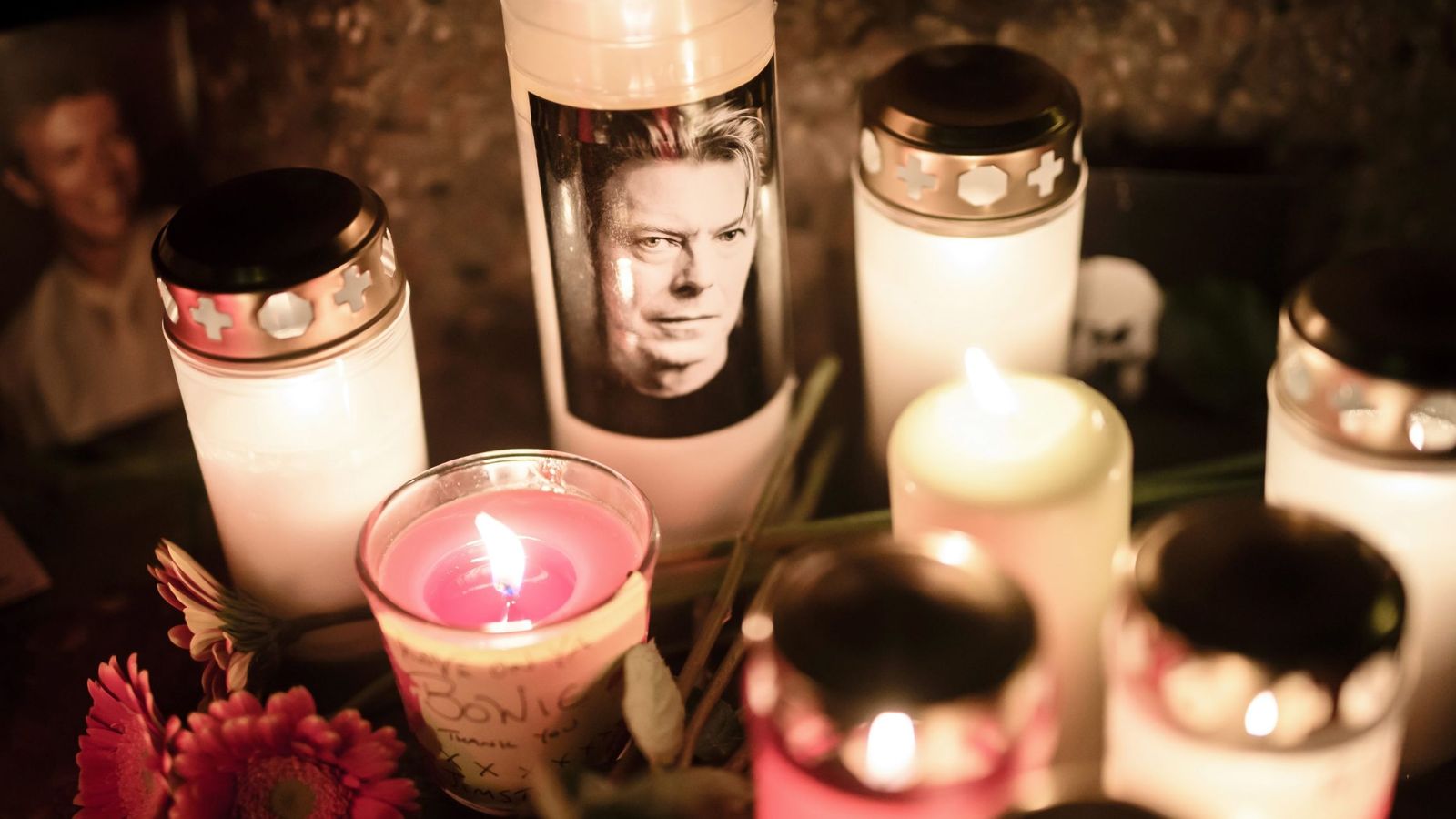 Foto: Músicos, fans e Iman recuerdan a Bowie en el primer aniversario de su muerte