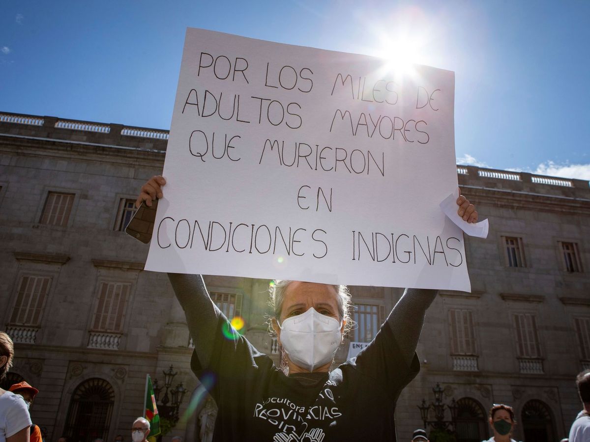 Foto: Protestas en Barcelona contra las muertes por covid en residencias. (EFE)