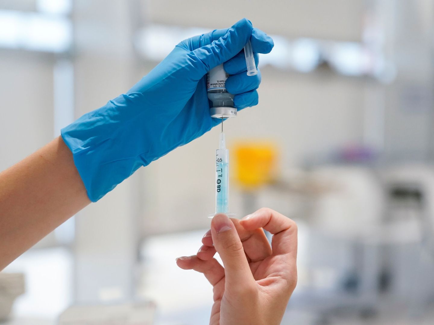 Una enfermera prepara una dosis de la vacuna de Pfizer. (Reuters) 