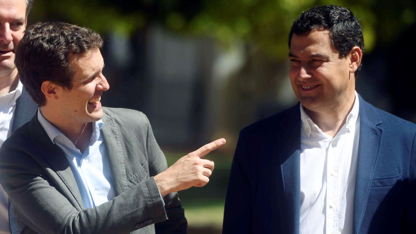 El presidente del Partido Popular, Pablo Casado, junto a Juanma Moreno. (EFE)
