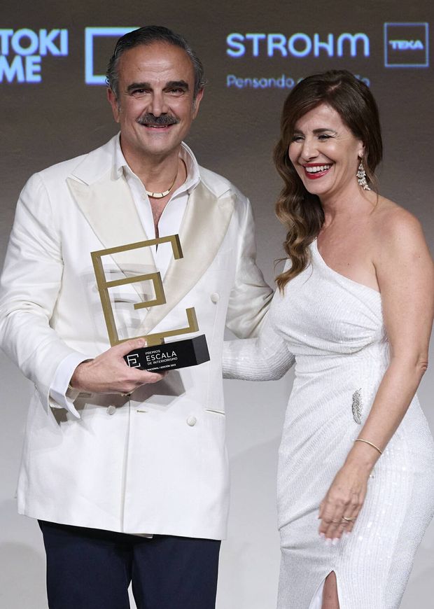 Raquel Simón, junto al interiorista Lorenzo Castillo en los recientes Premios Escala. (Cortesía)