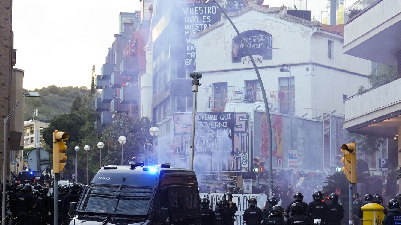 Grupos antisistema se movilizan en Barcelona: Quien dicta desahucios es nuestro enemigo