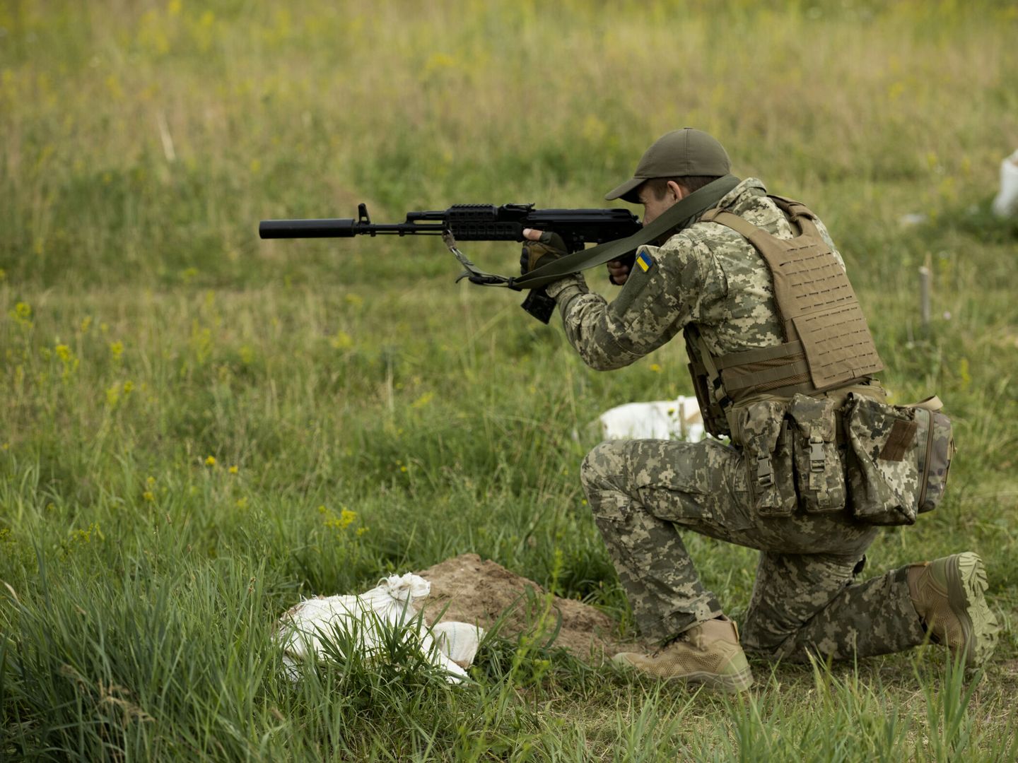 Un combatiente del Ejército Azov mientras dispara su arma durante un entrenamiento, en las afueras de Járkov (Ucrania). (EFE/Orlando Barría)