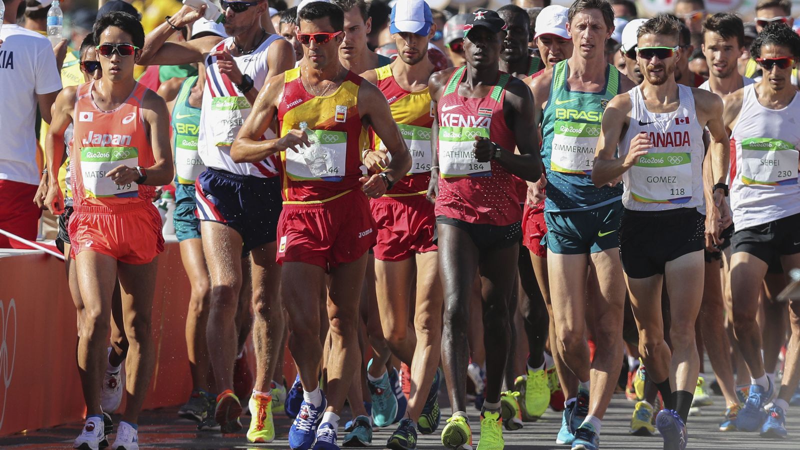 Foto: Miguel Ángel López, tercero por la izquierda, y Álvaro Martín, detrás de él, en la prueba de los 20 km marcha (EFE)