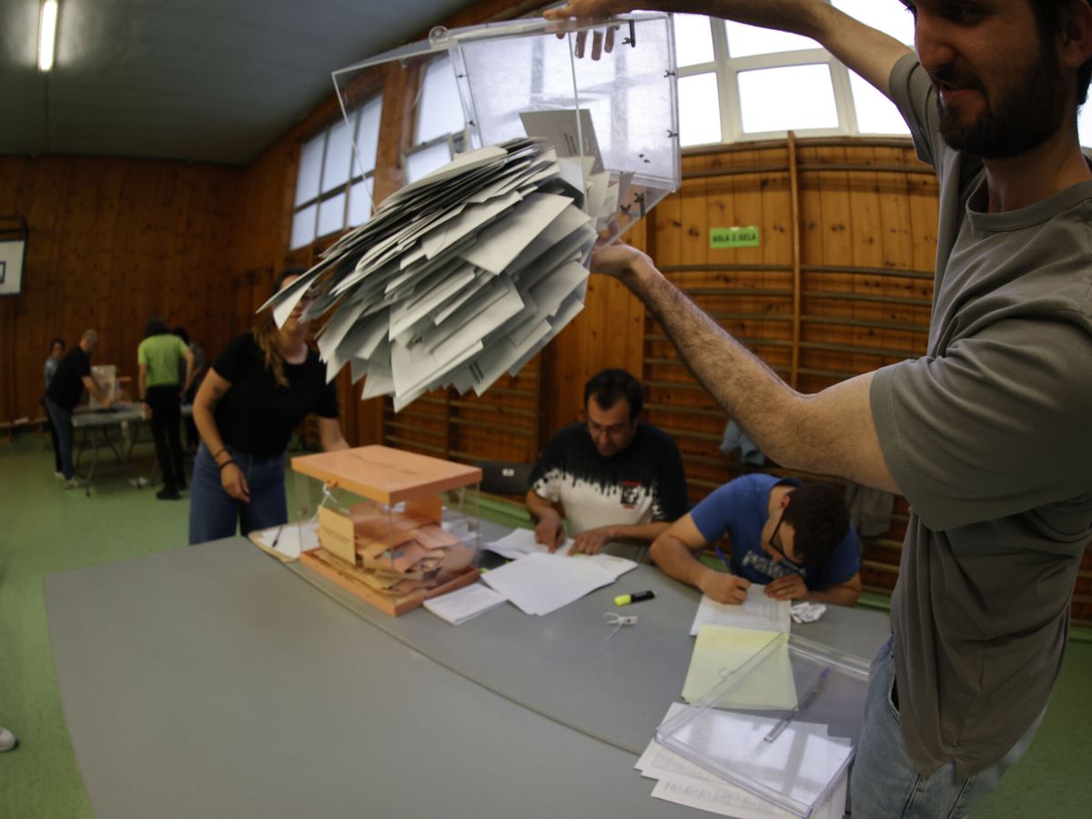 Foto: Los miembros de una mesa electoral proceden a la apertura de las urnas. (EFE/Luis Tejido)