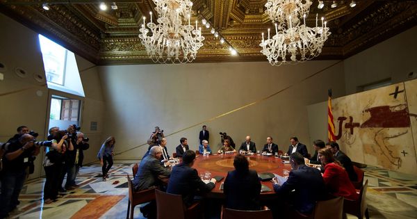 Foto: Vista general de la reunión semanal del Gobierno catalán previa a la comparecencia del presidente, Carles Puigdemont, en el Parlament. (EFE)