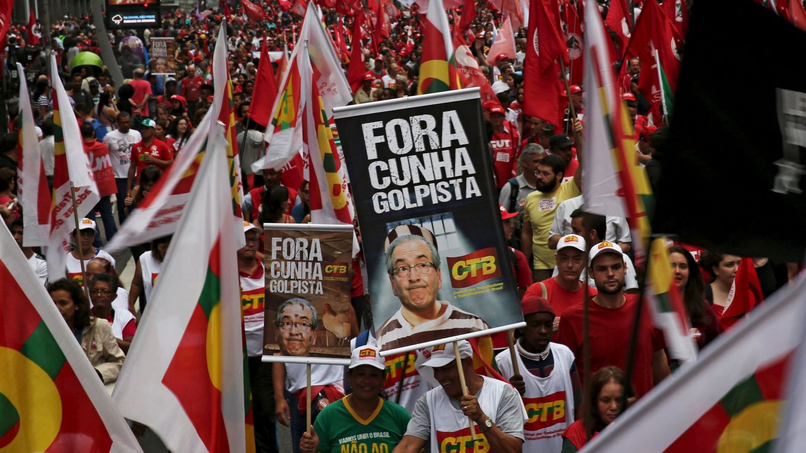 Foto: Manifestantes protestan contra el 'impeachment' a Dilma Rousseff en Sao Paulo, el 16 de diciembre (Reuters).