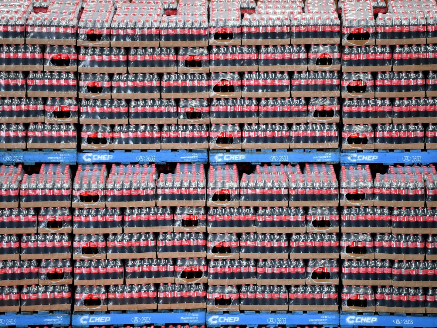 Vista de cajas de botellas de Coca-Cola en palets. (EFE)