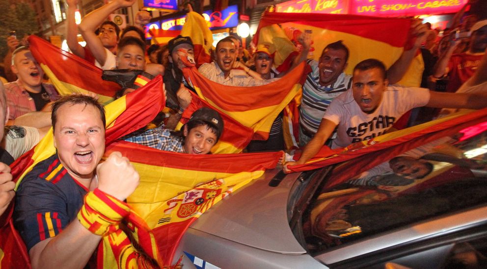 Hinchas españoles celebran el tÍtulo del Mundial de Fútbol. (EFE)