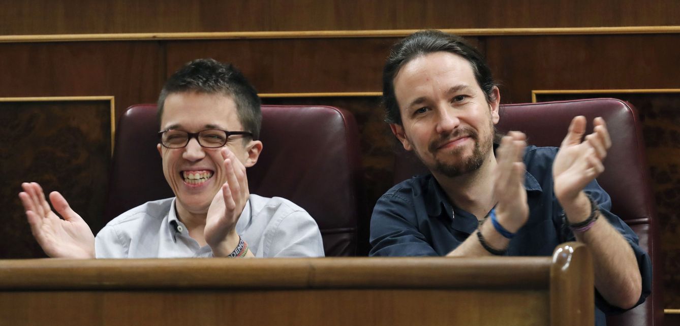 Pablo Iglesias e Íñigo Errejón aplauden sarcásticamente el discurso de Pedro Sánchez, este 1 de marzo. (EFE)