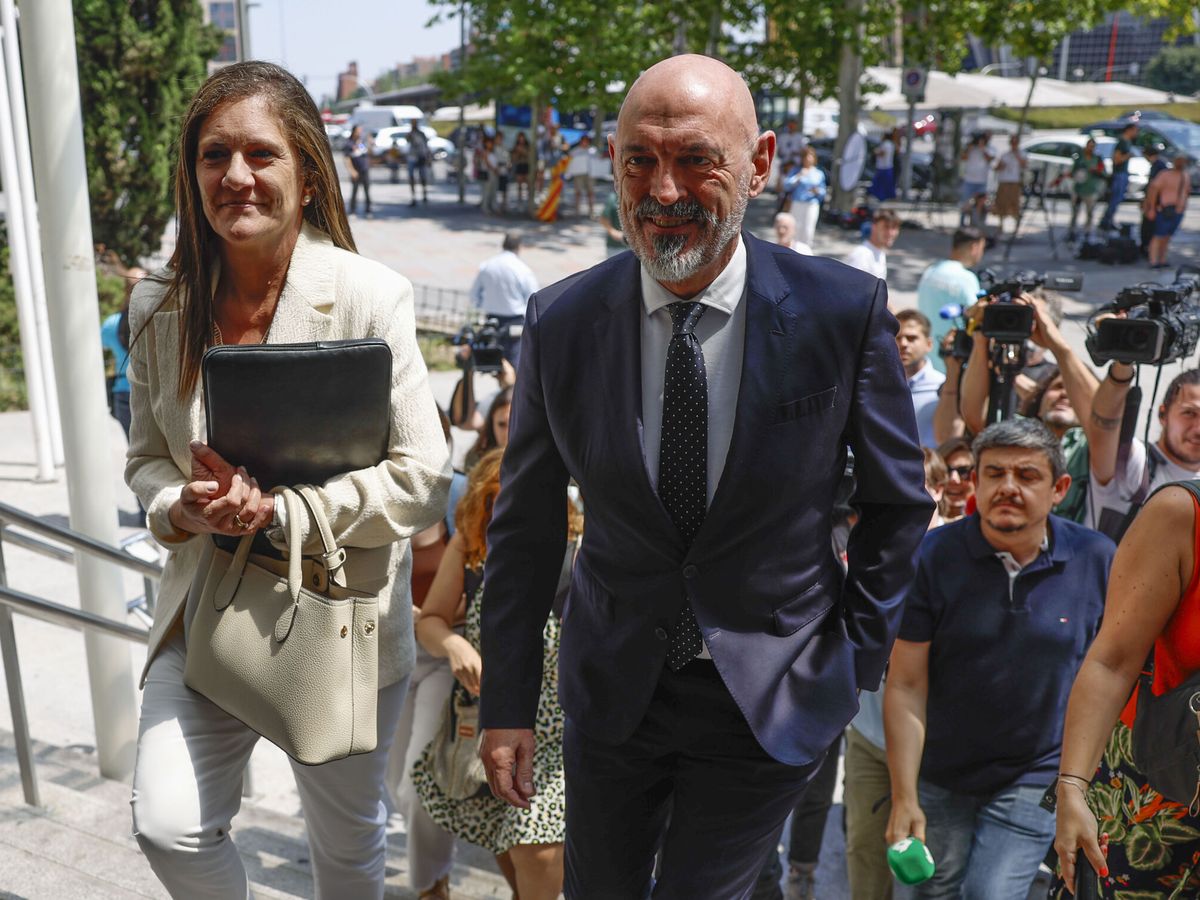 Foto: El rector de la Universidad Complutense de Madrid, Joaquin Goyache, a su llegada al juzgado. (EFE/Mariscal)