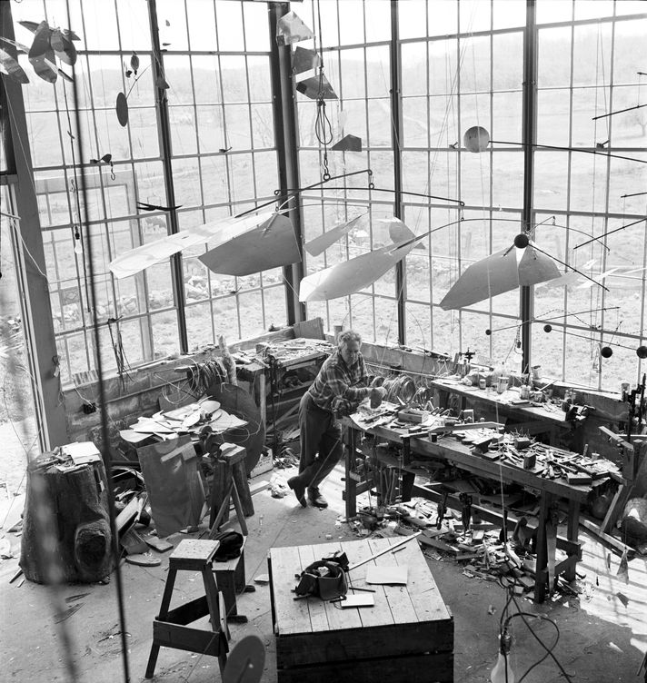 Calder en su estudio de Roxbury, 1941 (Calder Foundation, New York / Art Resource, NY)