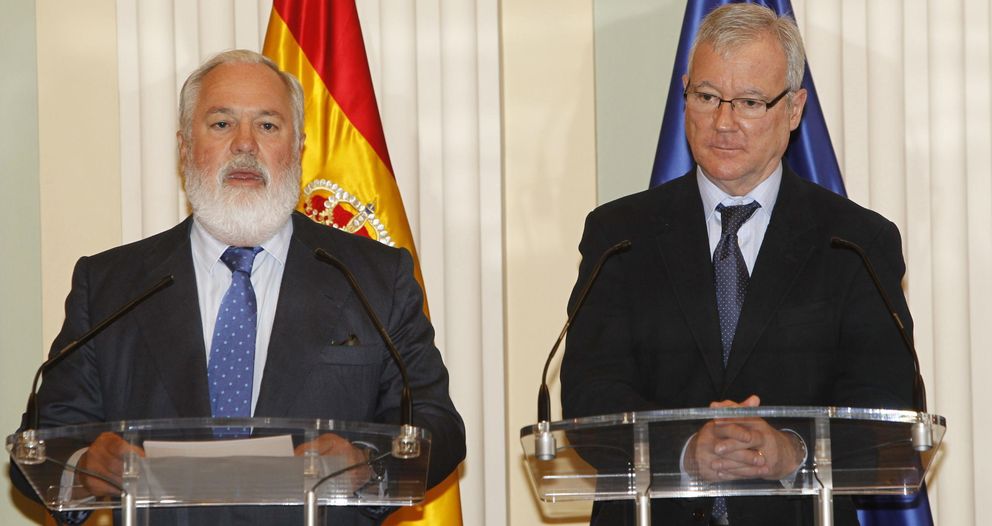 Arias Cañete (i) y el expresidente de la Región de Murcia, Ramón Luis Valcárcel. (EFE)