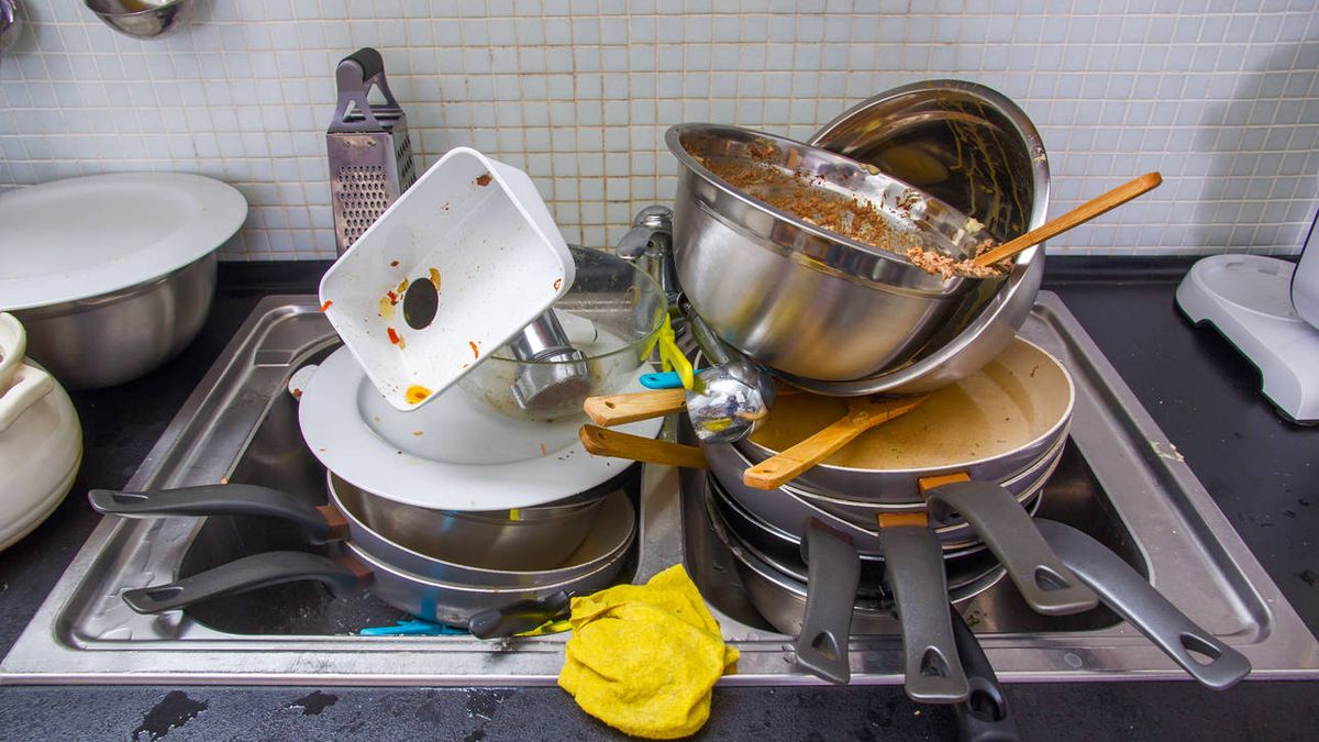 Atascos en el fregadero: los alimentos que nunca debes tirar al desagüe