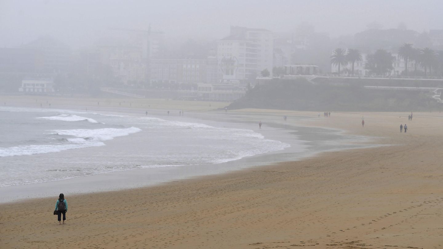 La playa del Sardinero bajo una intensa niebla.