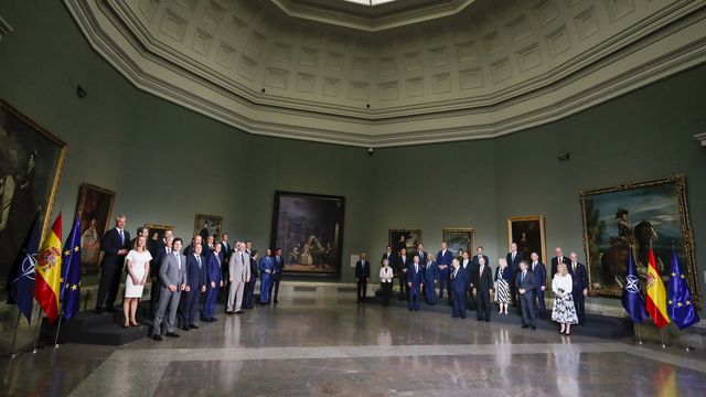 Foto de familia de los jefes de Estado y jefes de Gobierno de la cumbre de la OTAN. (EFE/Moya)