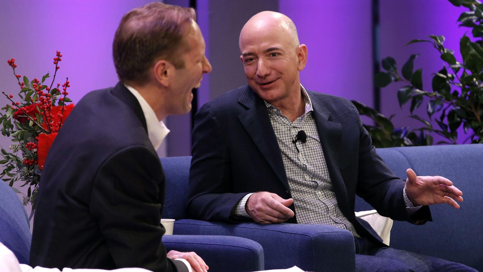 Foto: Henry Blodget, editor de Business Insider, conversa con Jeff Bezos, CEO de Amazon y propietario del Washington Post. (Reuters/Mike Segar)